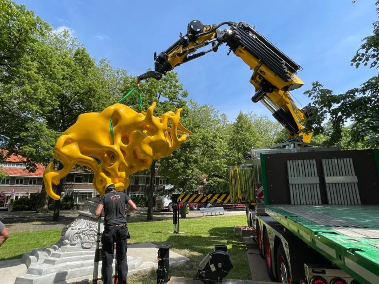 ARTZUID - plaatsing sculptuur met autolaadkraan