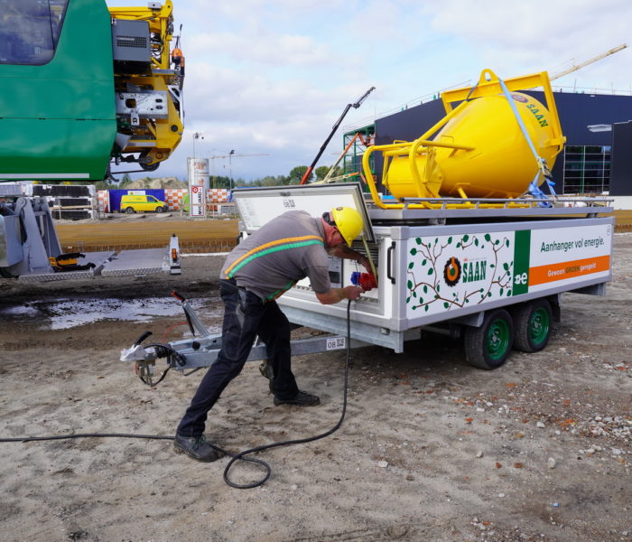 Elektrische kranen worden voorzien van stroom via accu-aanhanger