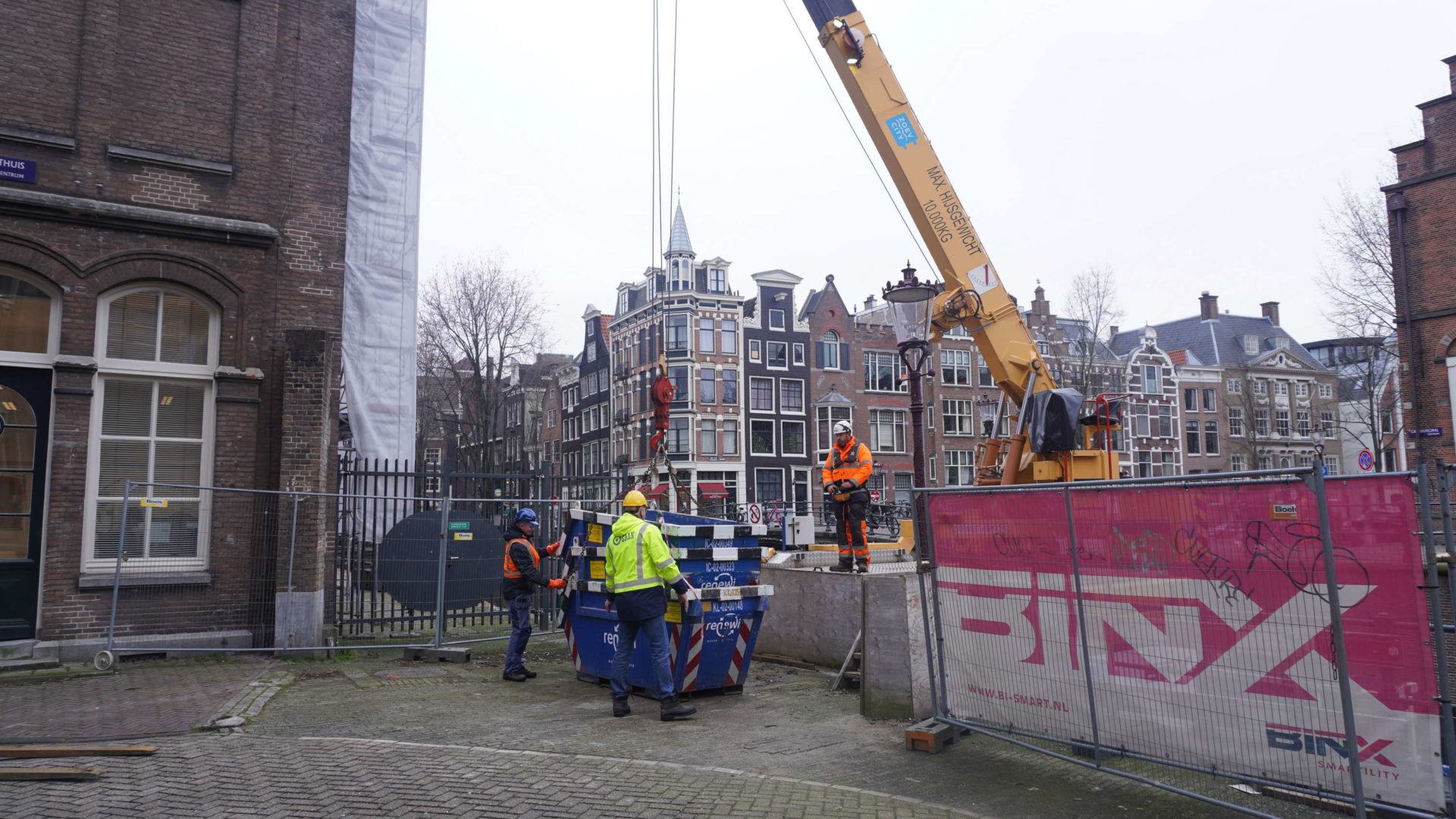 Logistiek medewerker lossen boot met kraan