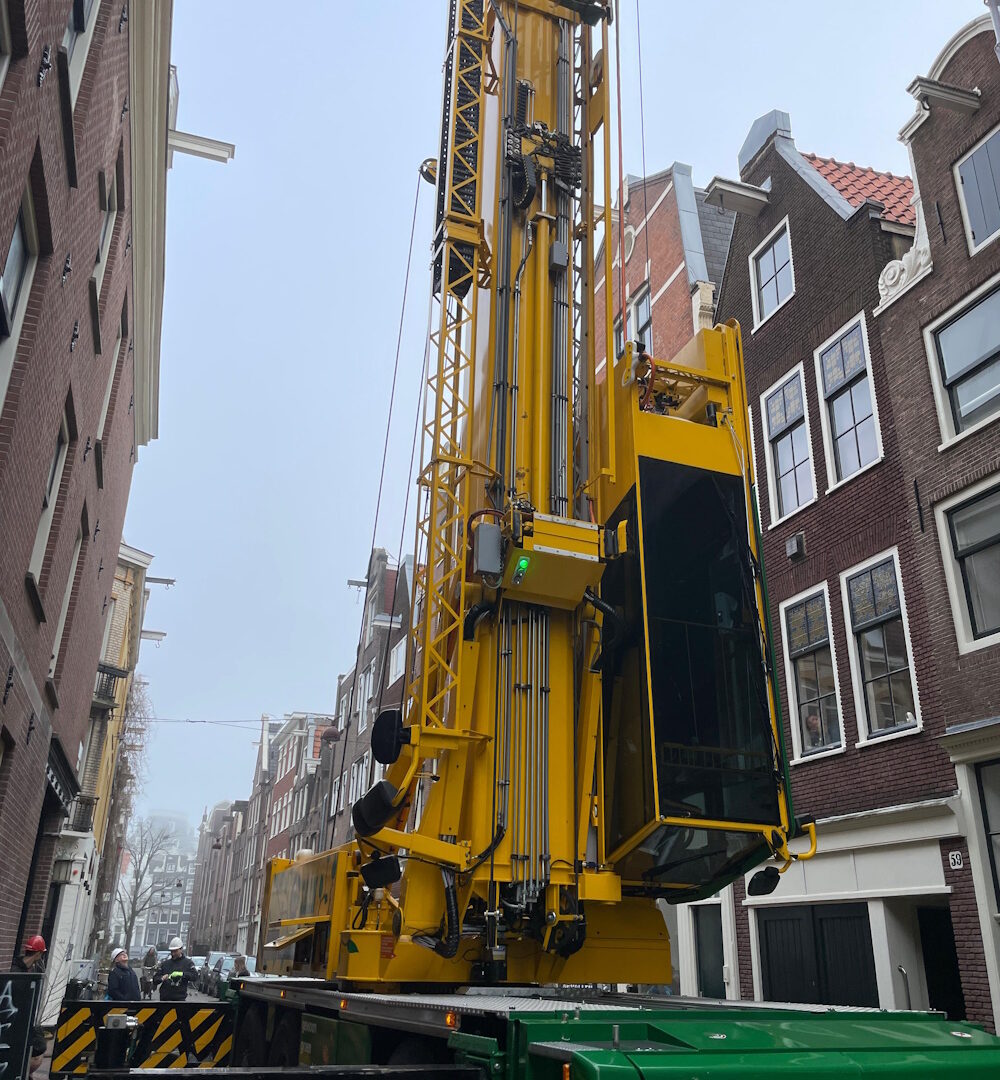 hijskraan in straat in Amsterdam