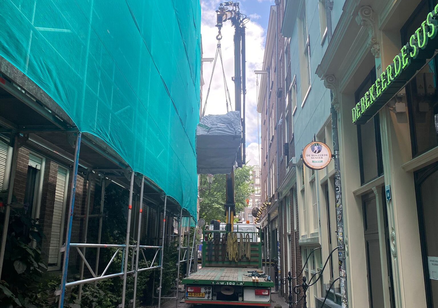 mobiele kraan in smalle steeg
